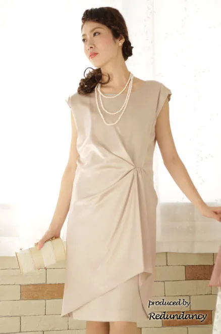 ベージュの膝丈変形ドレープドレス