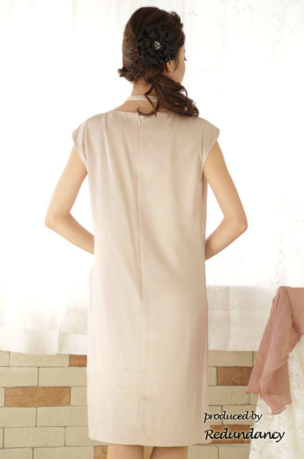 ベージュの膝丈変形ドレープドレス