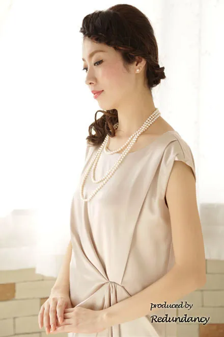 ベージュの膝丈変形ドレープドレス