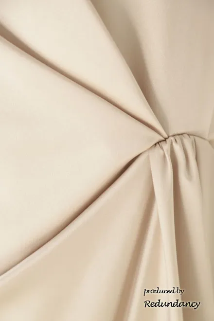 ベージュの膝丈変形ドレープドレス