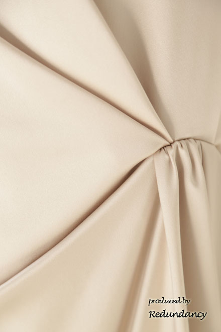 ベージュの膝丈変形ドレープドレス