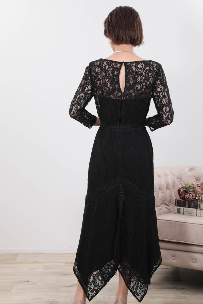 ブラックのハンカチーフヘムレースドレス