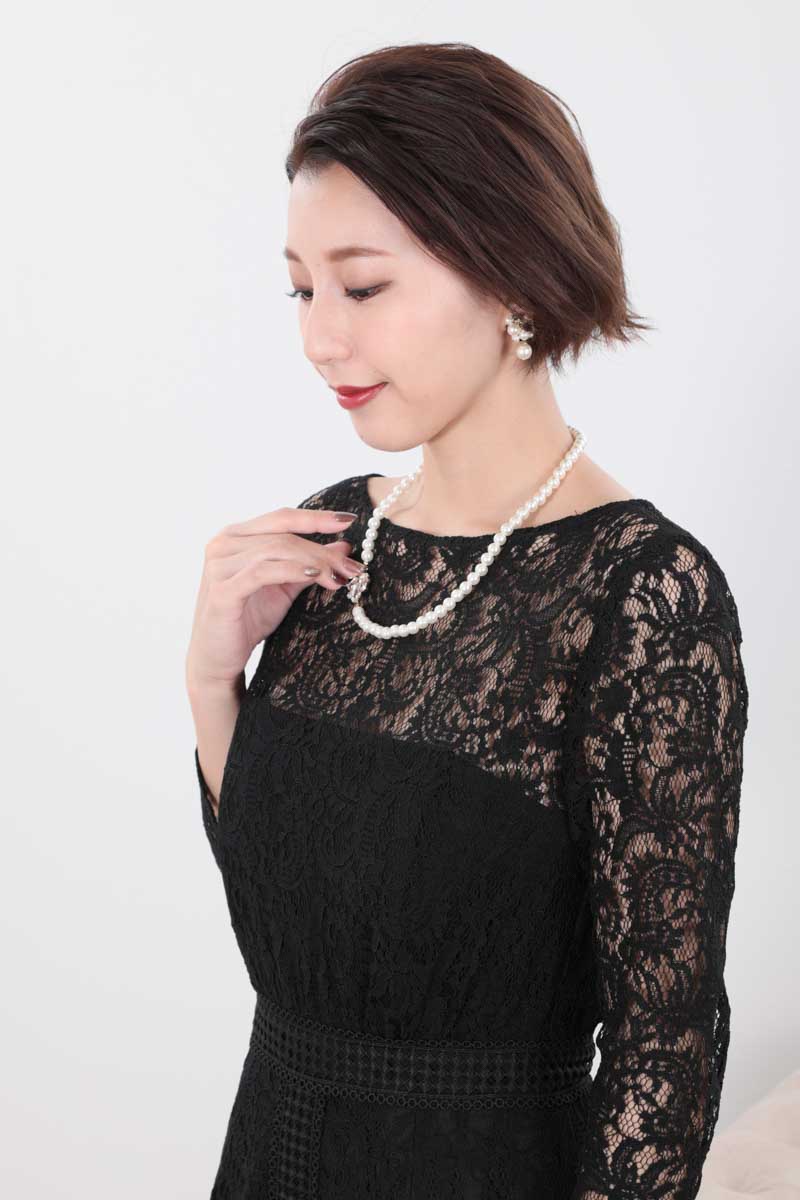 ブラックのハンカチーフヘムレースドレス