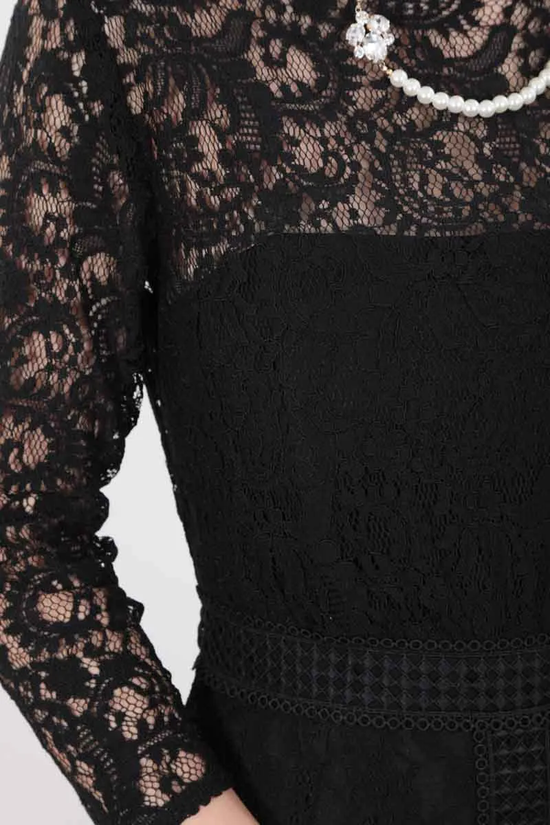 ブラックのハンカチーフヘムレースドレス