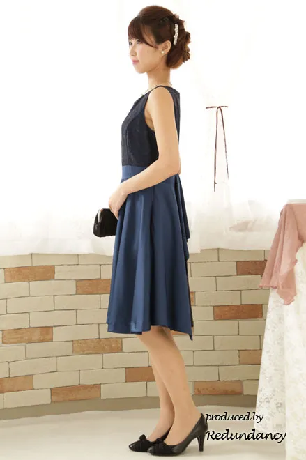 ネイビーのハイウエストAラインドレス