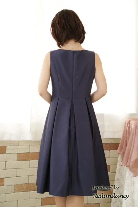 ネイビーのVネックAラインミモレ丈ドレス