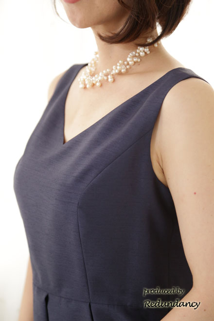 ネイビーのVネックAラインミモレ丈ドレス