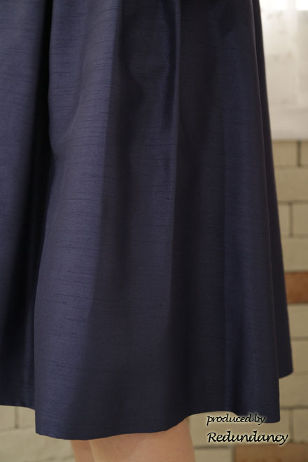 ネイビーのVネックAラインミモレ丈ドレス