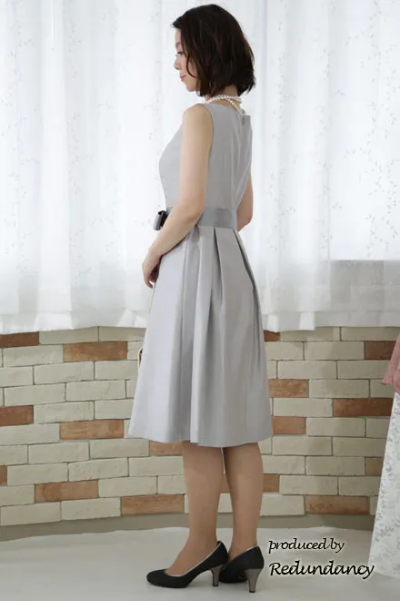 シルバーのウエストリボンミモレ丈ドレス