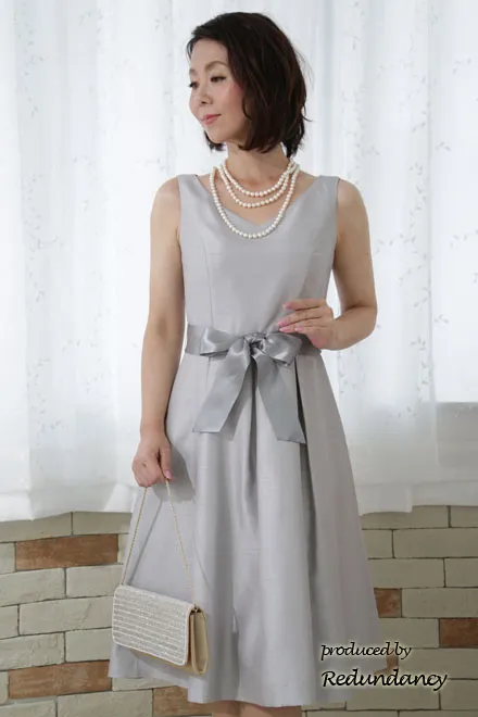 シルバーのウエストリボンミモレ丈ドレス