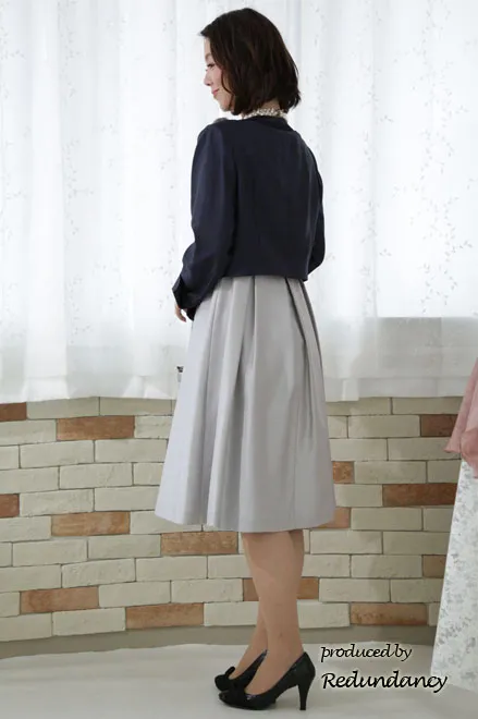 シルバーのウエストリボンミモレ丈ドレス