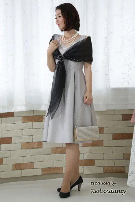 シルバーのウエストリボンミモレ丈ドレス