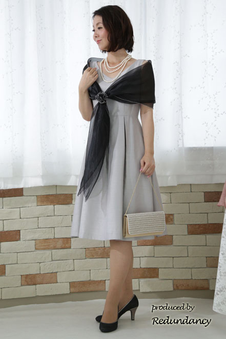 シルバーのウエストリボンミモレ丈ドレス