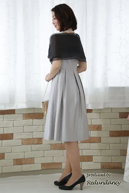 シルバーのウエストリボンミモレ丈ドレス