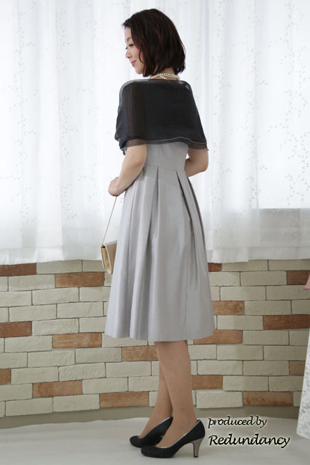 シルバーのウエストリボンミモレ丈ドレス