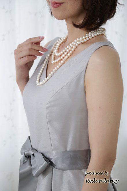 シルバーのウエストリボンミモレ丈ドレス