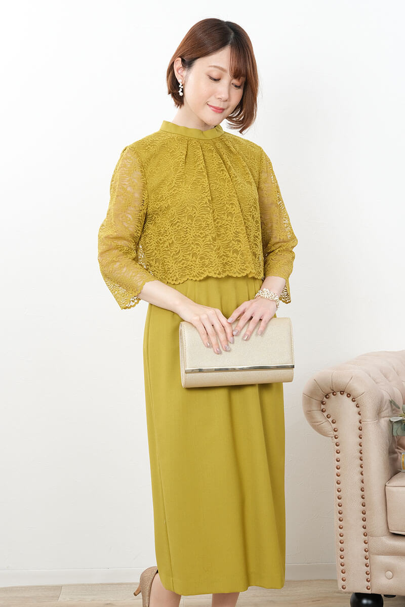 ゴールドのフェイクレザークラッチバッグ