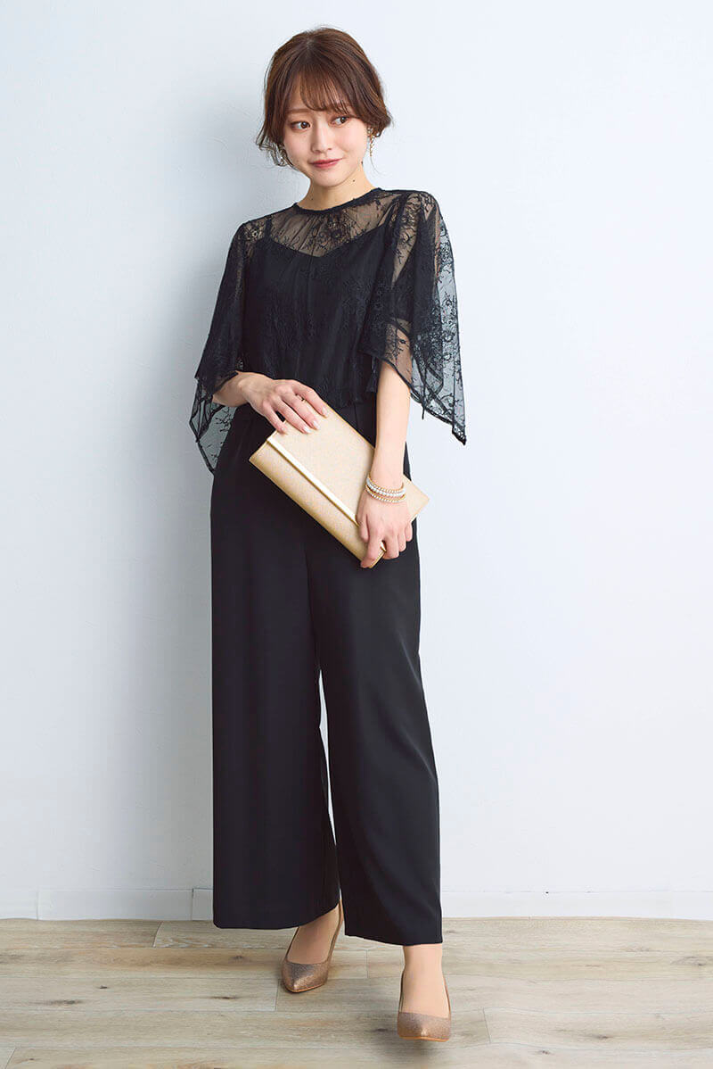 ゴールドのフェイクレザークラッチバッグ