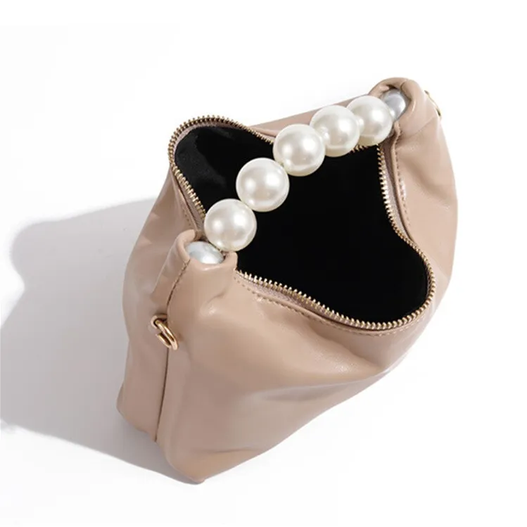 ブラックのパールハンドルミニバッグ