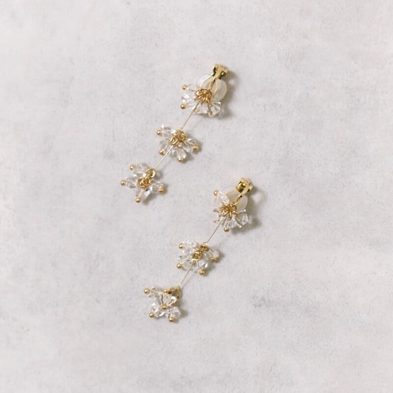 ゴールドのグラスビーズロングイヤリング