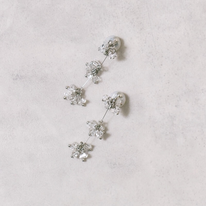 シルバーのグラスビーズロングイヤリング