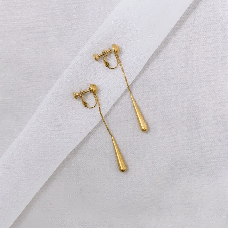 ゴールドのティアドロップロングイヤリング