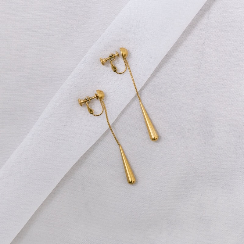 ゴールドのティアドロップロングイヤリング