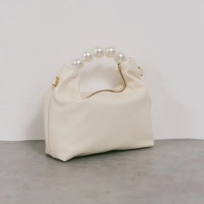 ホワイトのパールハンドルミニバッグ