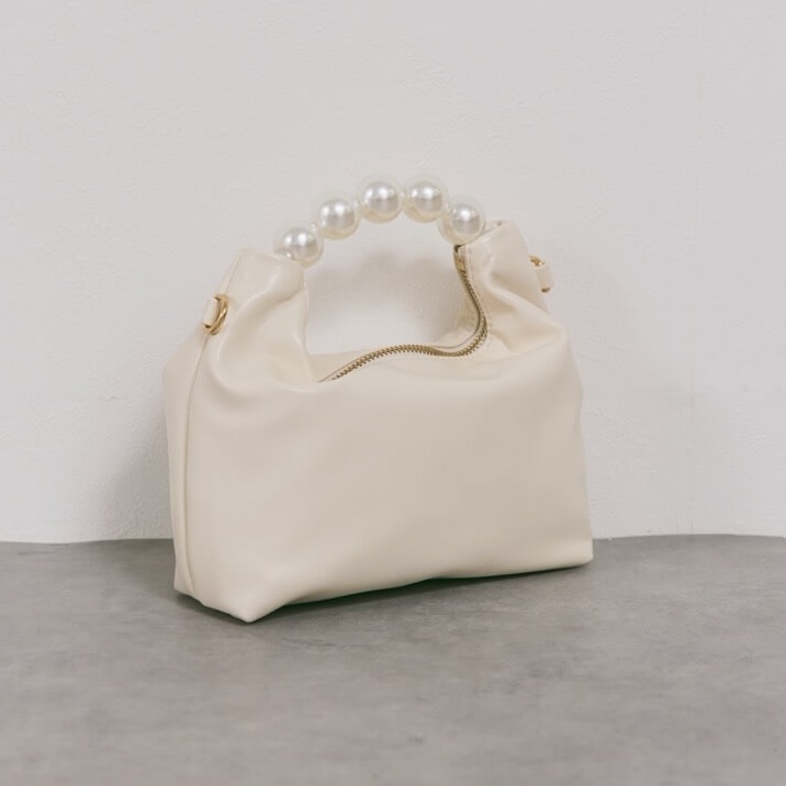 ホワイトのパールハンドルミニバッグ