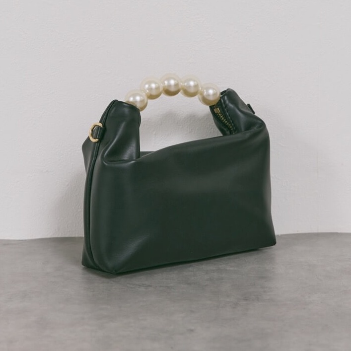 ブラックのパールハンドルミニバッグ
