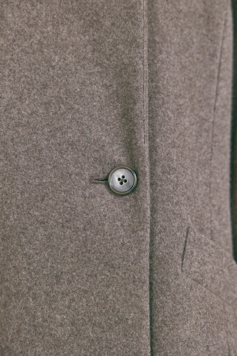 ブラウンのウールロングコート