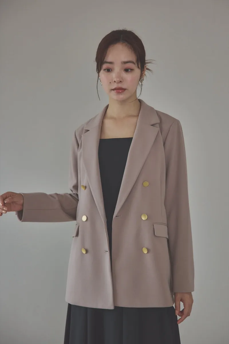 ベージュのダブルジャケット