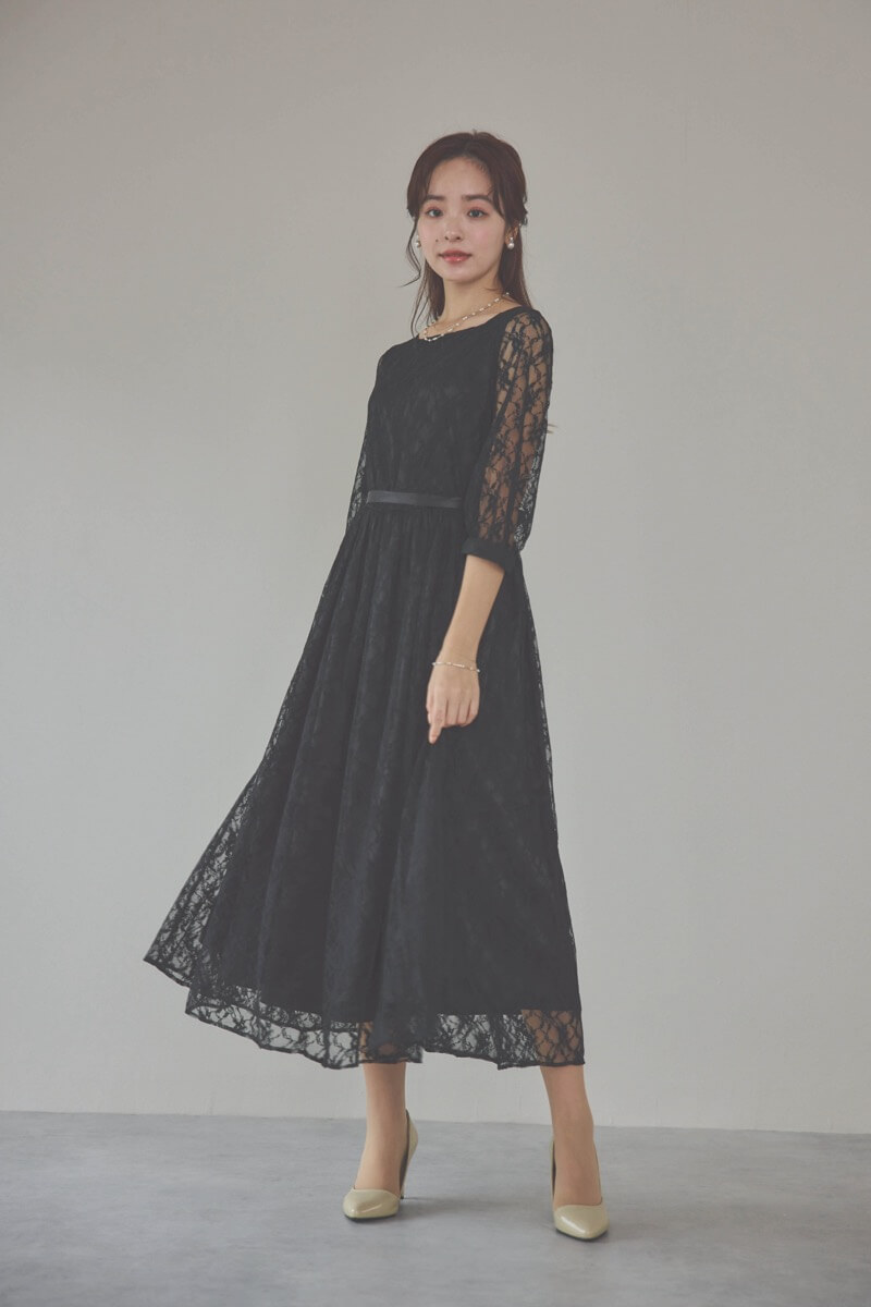 ブラックの授乳口付き総レースドレス