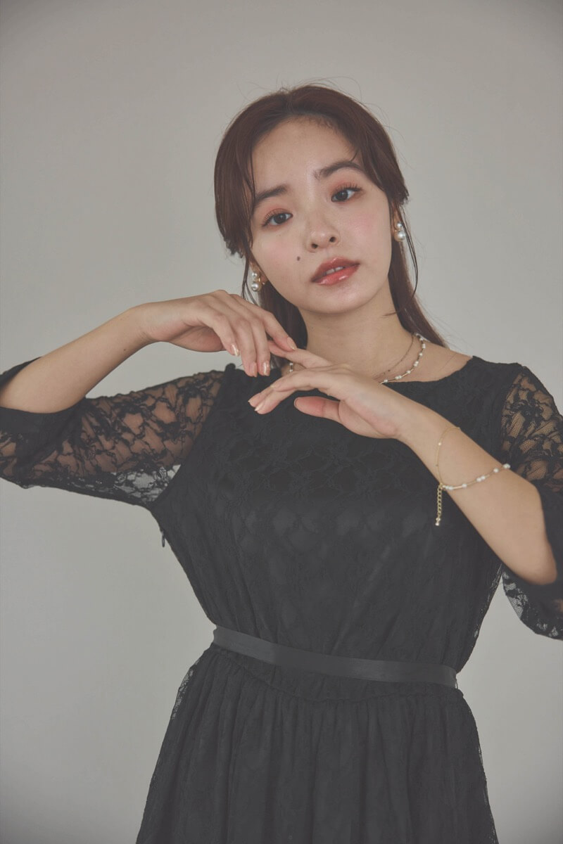 ブラックの授乳口付き総レースドレス