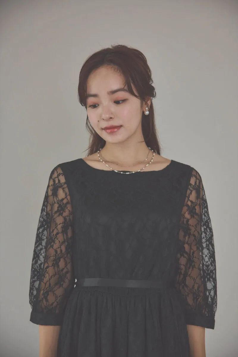 ブラックの授乳口付き総レースドレス