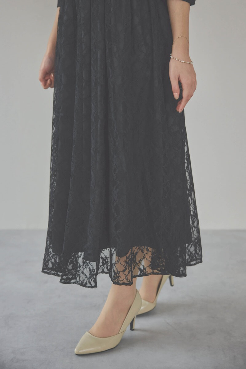 ブラックの授乳口付き総レースドレス