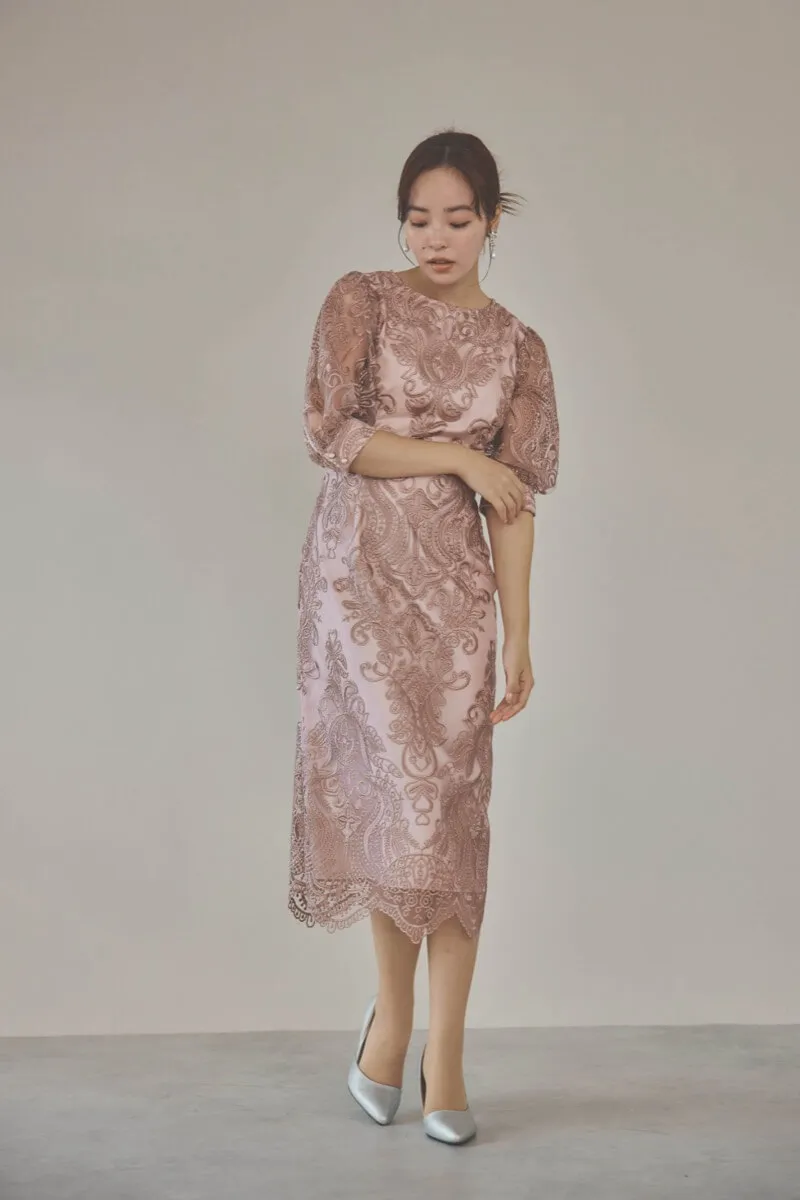 ローズピンクのエンブロイダリーコクーンドレス