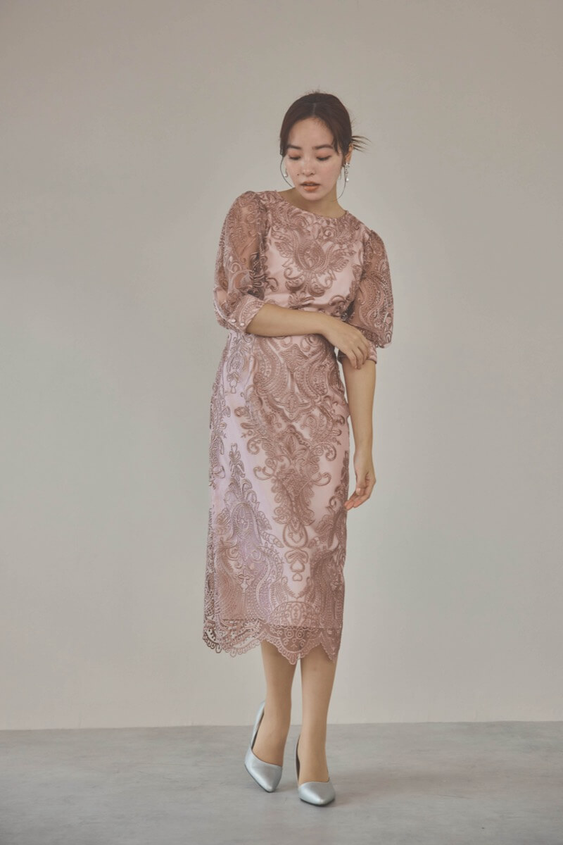 ローズピンクのエンブロイダリーコクーンドレス