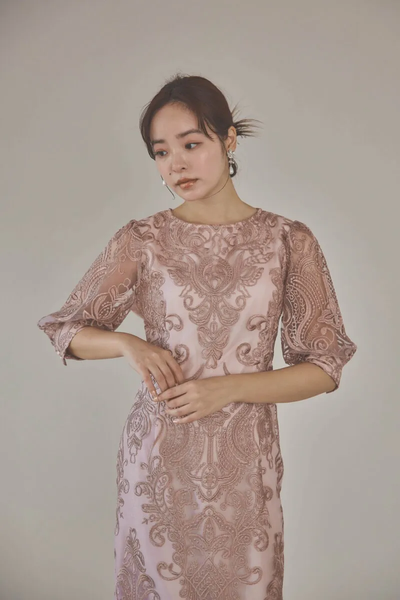 ローズピンクのエンブロイダリーコクーンドレス