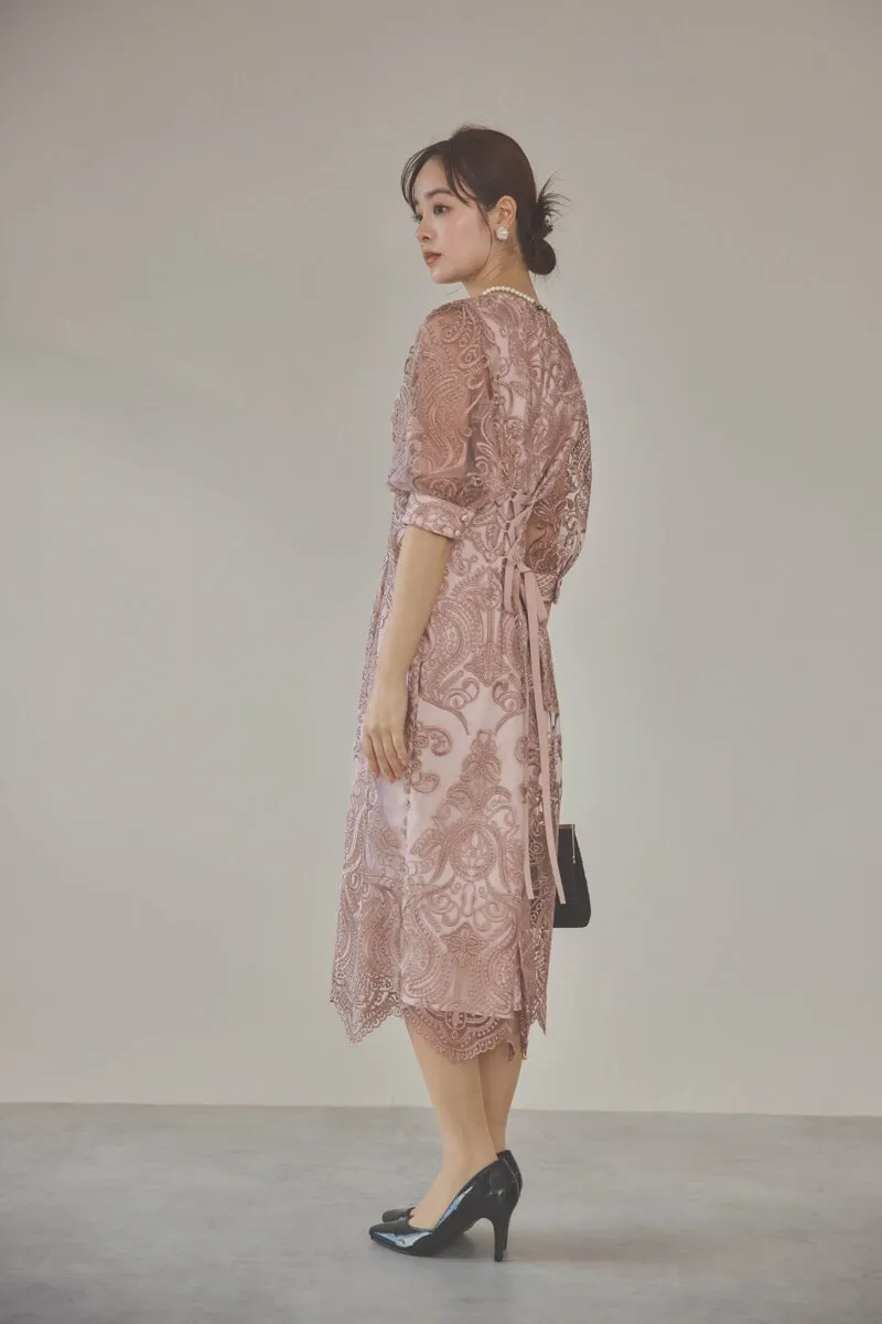ローズピンクのエンブロイダリーコクーンドレス