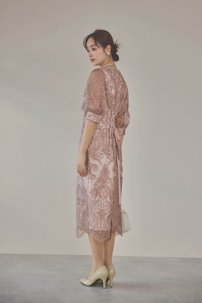 ローズピンクのエンブロイダリーコクーンドレス