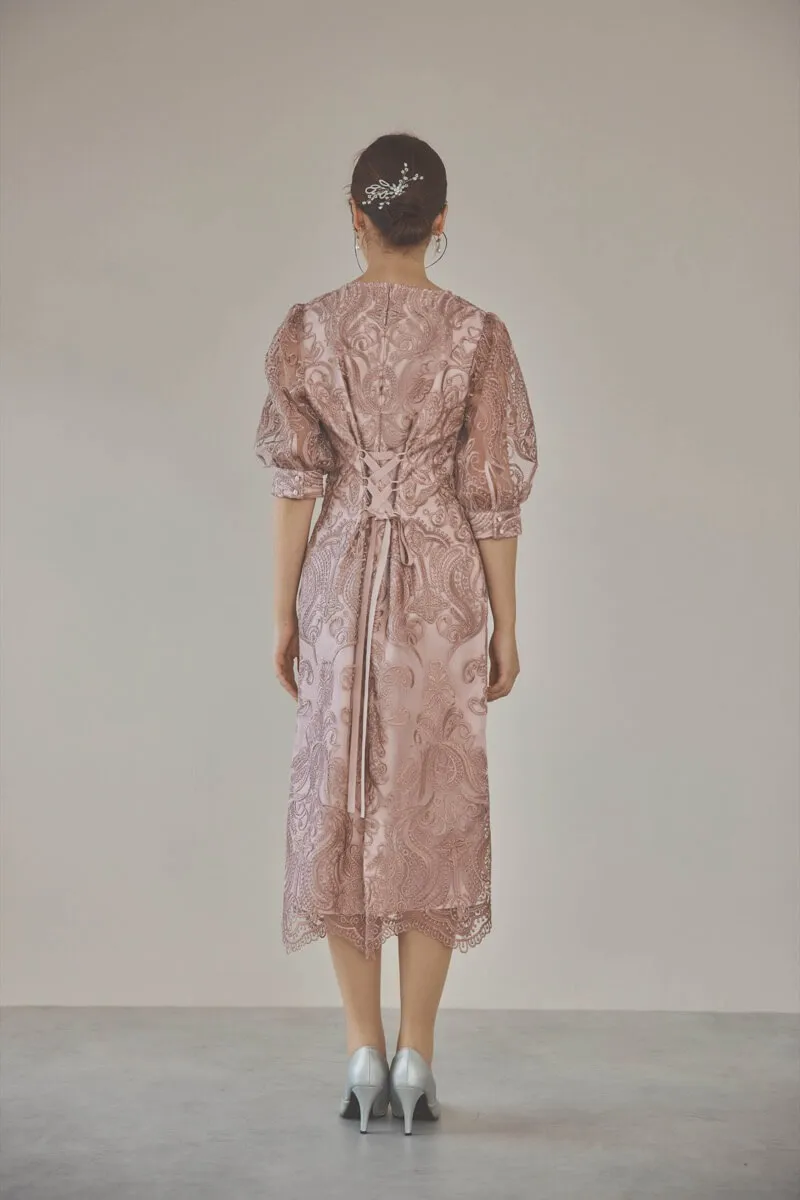 ローズピンクのエンブロイダリーコクーンドレス