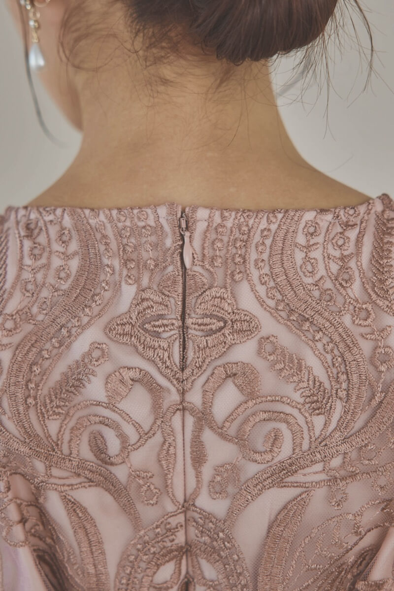 ローズピンクのエンブロイダリーコクーンドレス