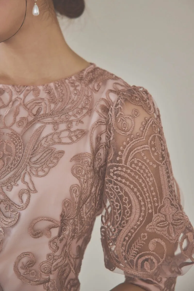 ローズピンクのエンブロイダリーコクーンドレス