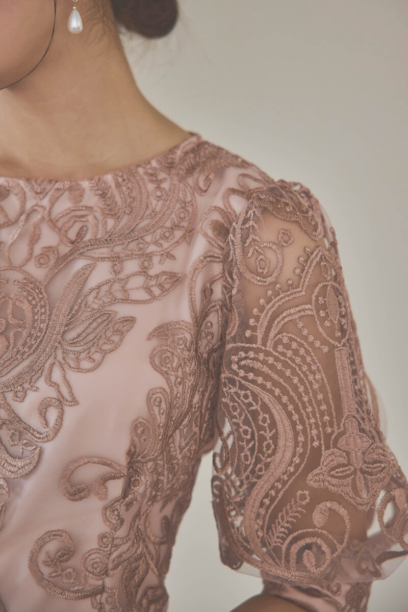 ローズピンクのエンブロイダリーコクーンドレス