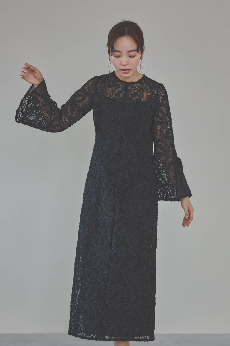 ブラックのフレアスリーブリボンレースドレス