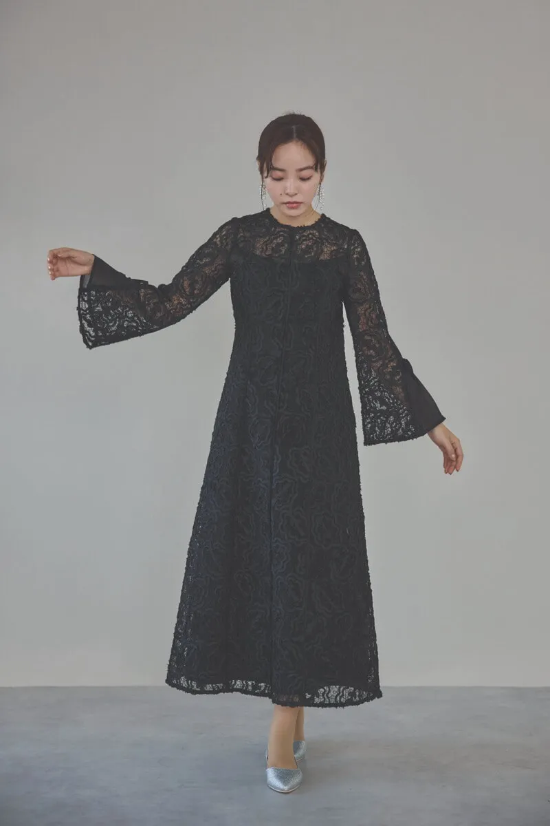 ブラックのフレアスリーブリボンレースドレス