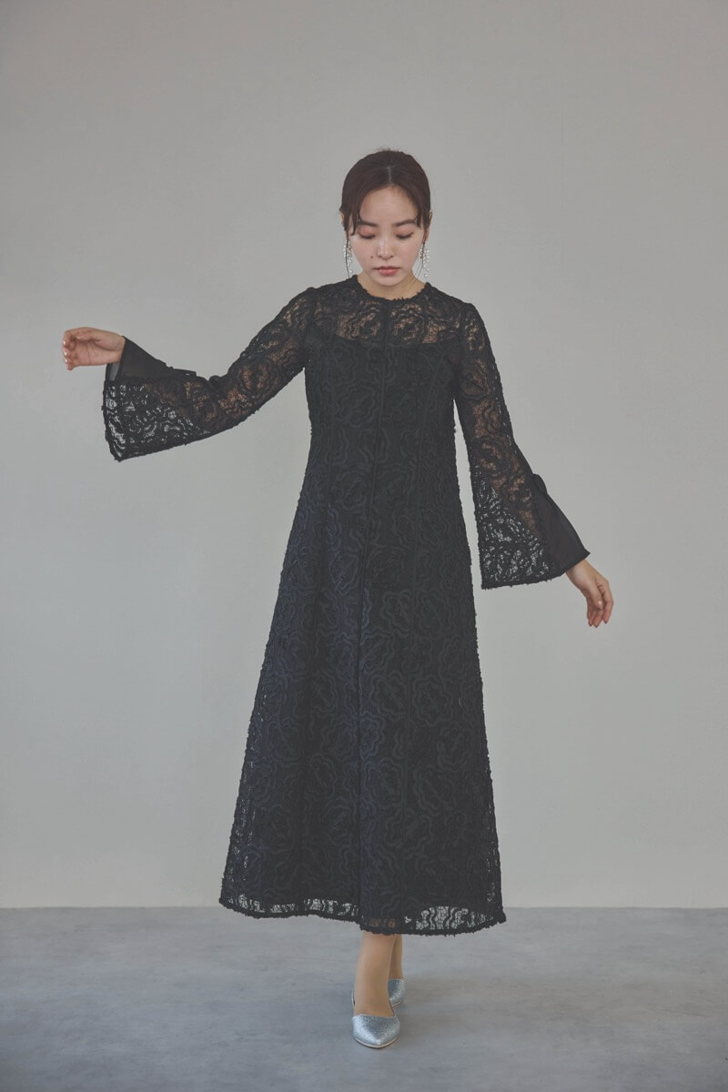 ブラックのフレアスリーブリボンレースドレス