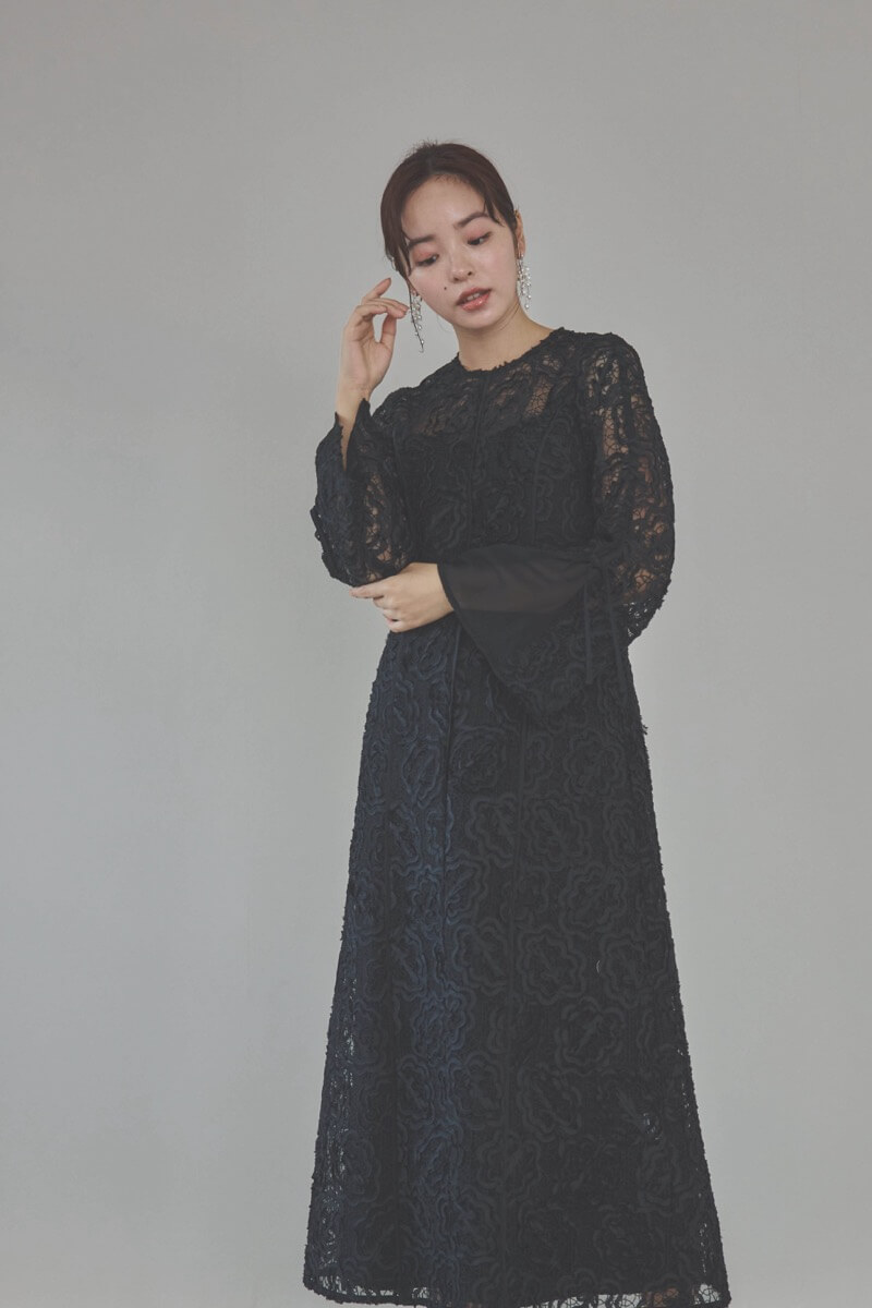 ブラックのフレアスリーブリボンレースドレス