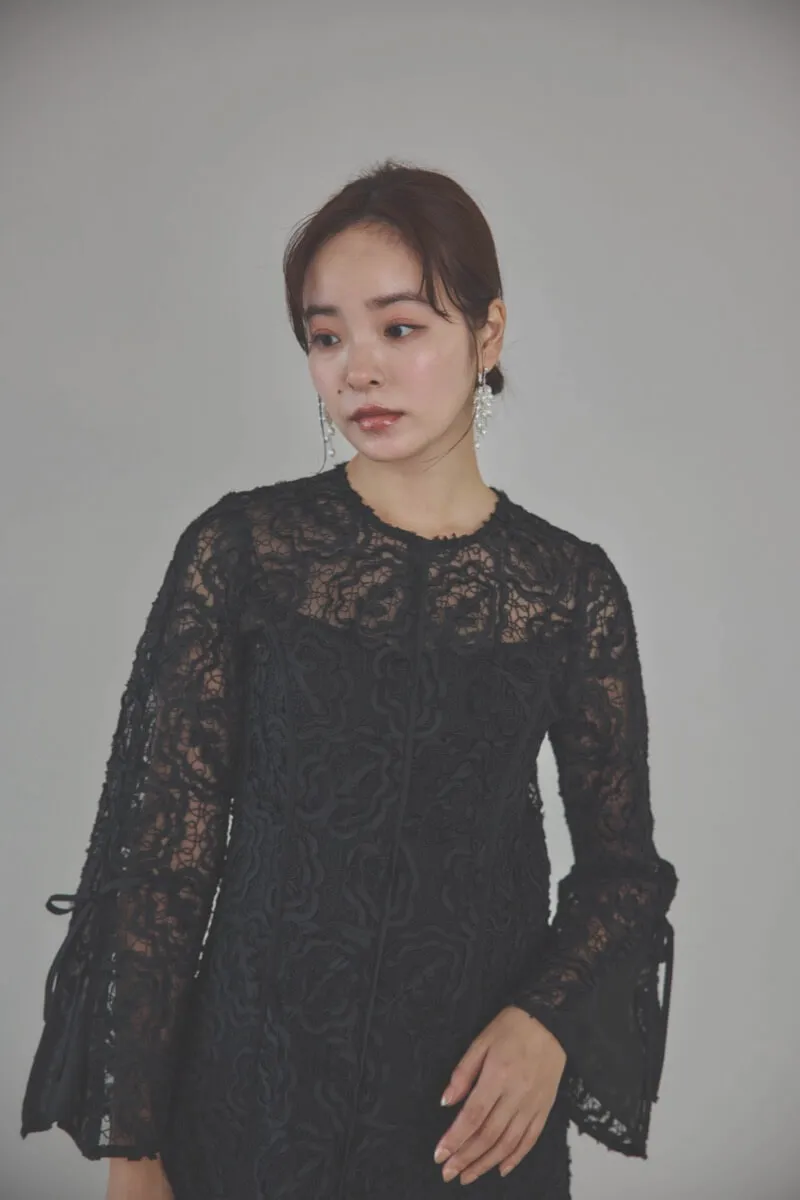 ブラックのフレアスリーブリボンレースドレス